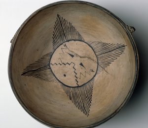 Cochiti Pueblo仪式碗，有太阳，鸟，云，闪电和雨，1890年（带有彩色滑动涂料和生皮的陶器） 作者 美国学校